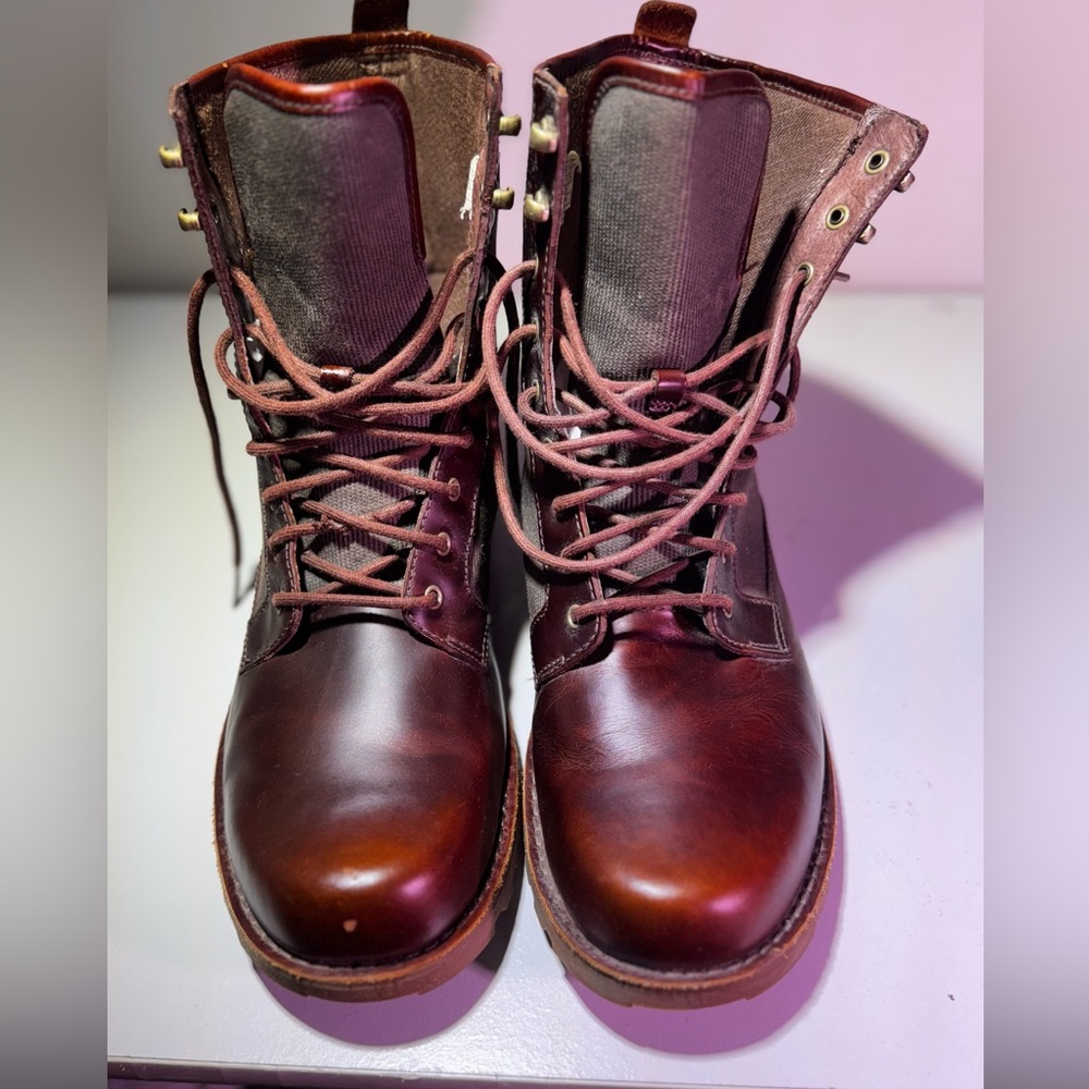 Men’s UGGs boots
Lightly used 
11.5